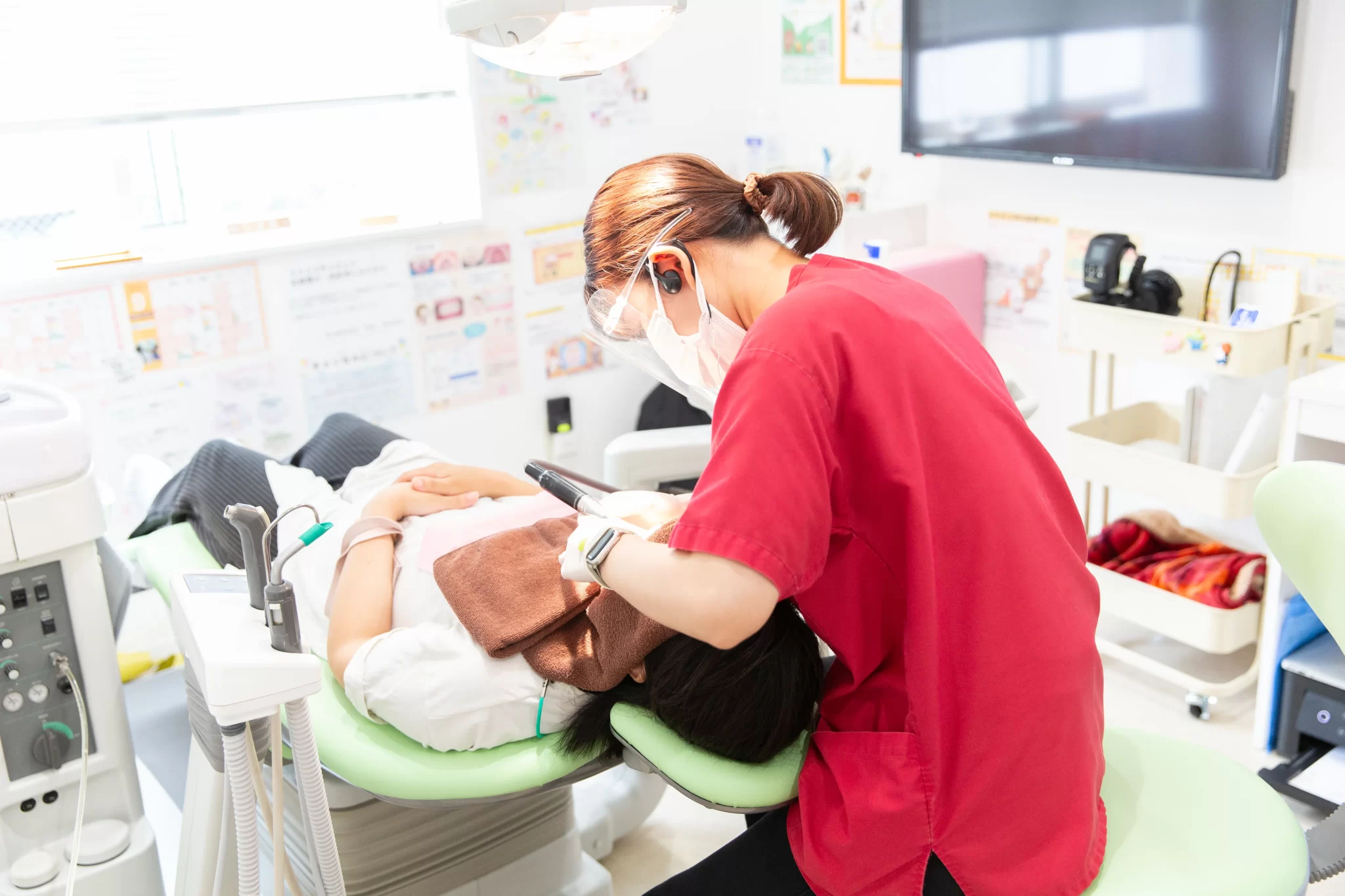 b診療風景1002-2048x1365